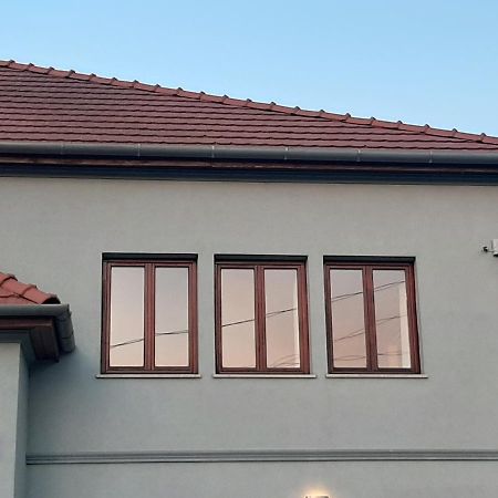 Megyeri Apartman Pócsmegyer Екстериор снимка